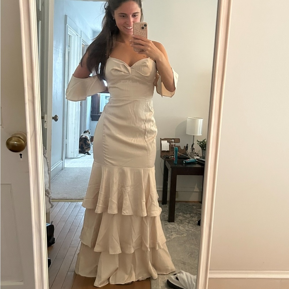 Boohoo champagne gown, size 8, champagne, never worn, only for try on